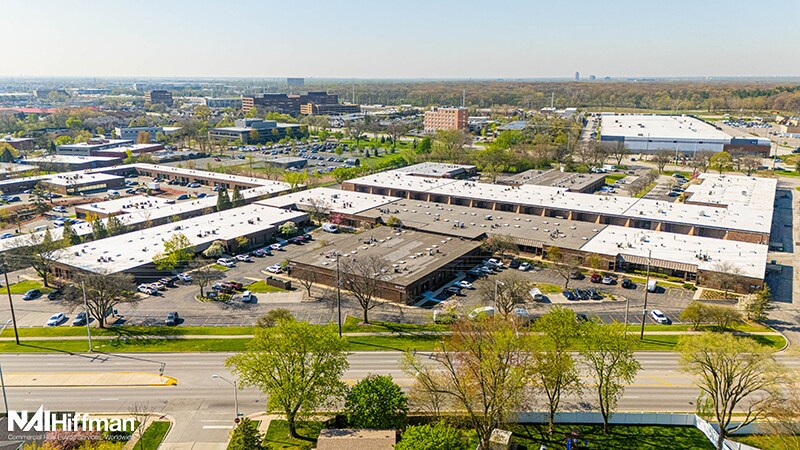 More Photos Of 702-778 W Algonquin Rd, Arlington Heights Unknown For Lease