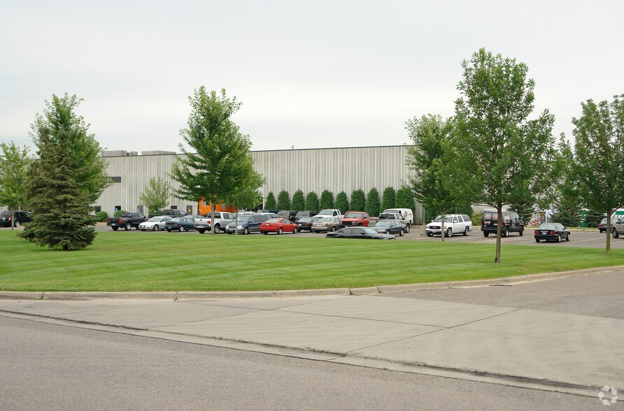 More Photos Of 270 Bridgepoint Dr, South Saint Paul Distribution For Lease