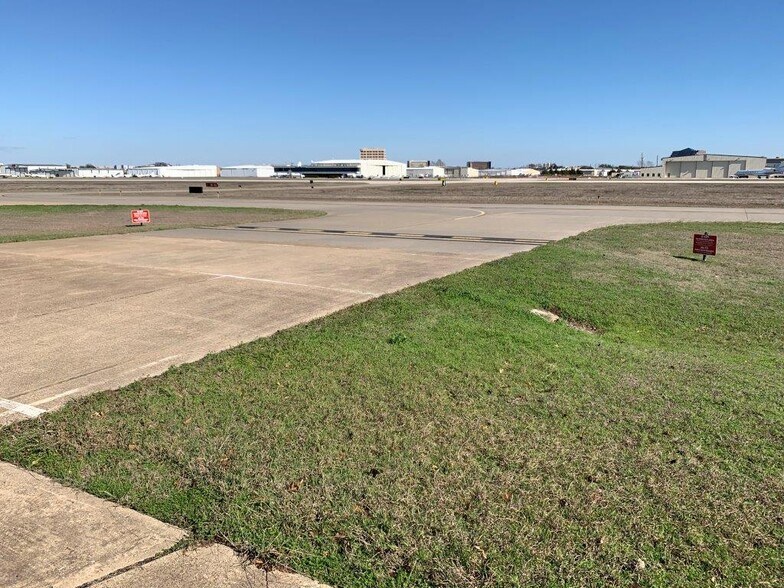 More Photos Of 15800 Dooley Rd, Addison Office For Sale