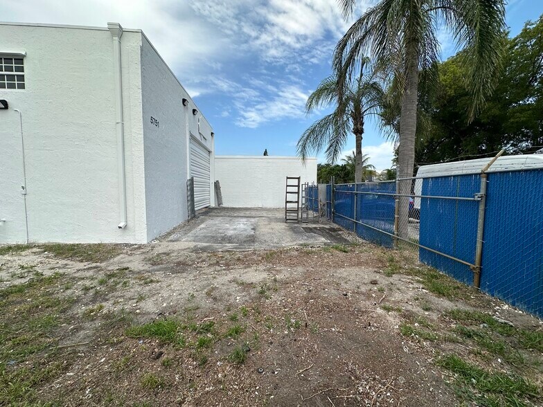 More Photos Of 5751 Dawson St, Hollywood Warehouse For Lease