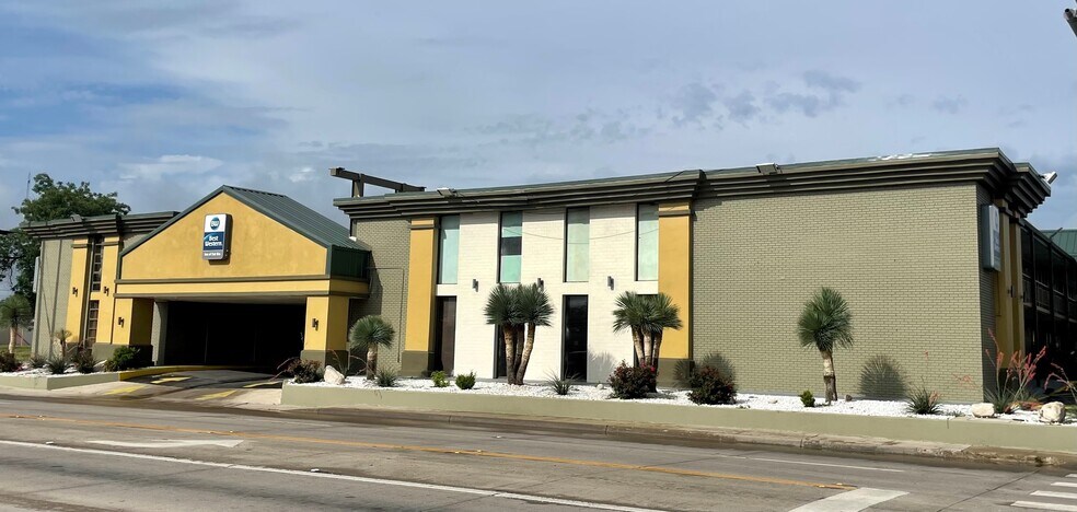 Primary Photo Of 810 Veterans Blvd, Del Rio Hotel For Sale