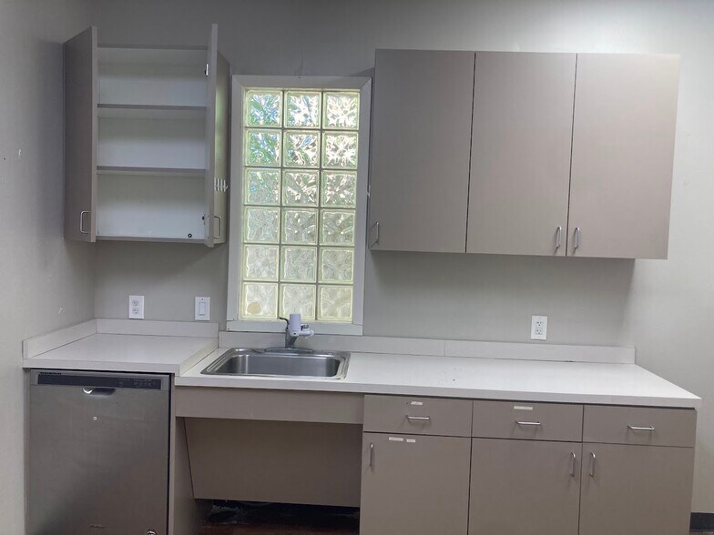 More Photos Of 2223 Dorrington St, Houston Healthcare For Lease