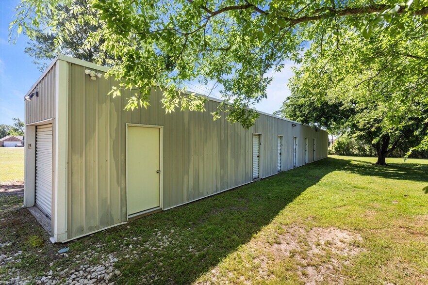 More Photos Of 314 E Pennsylvania Ave, Van General Retail For Sale