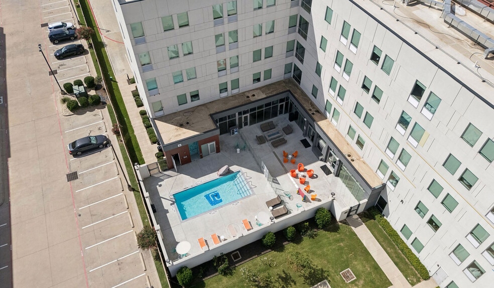 More Photos Of 900 S 11th St, Waco Hotel For Sale