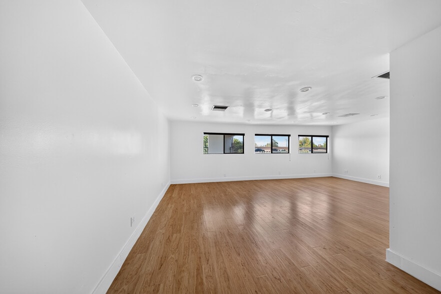 More Photos Of 19709 Ventura Blvd, Woodland Hills Office For Lease