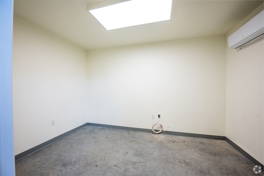 More Photos Of 4061 Thomas St, Oxford Unknown For Lease