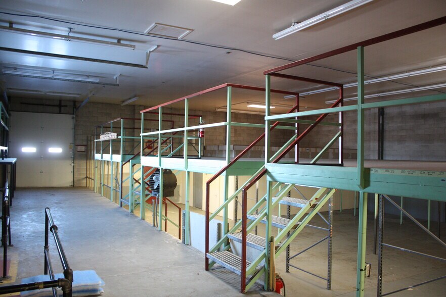 More Photos Of 934 E Wheeler Rd, Moses Lake Showroom For Sale