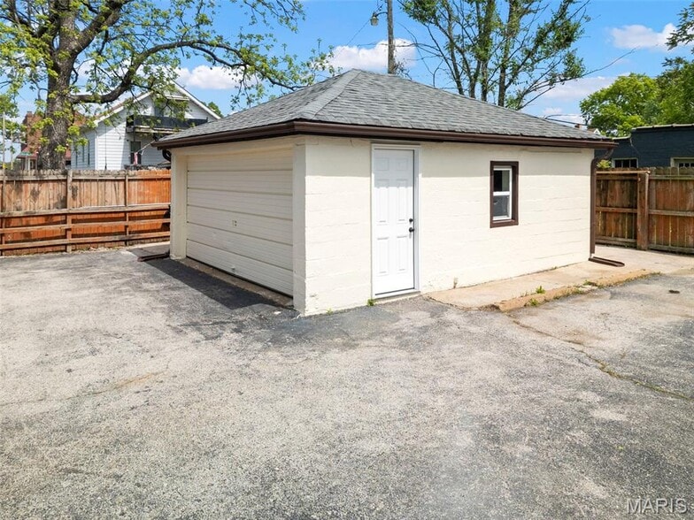 More Photos Of 4687 Heidelberg Ave, Saint Louis Convenience Store For Sale