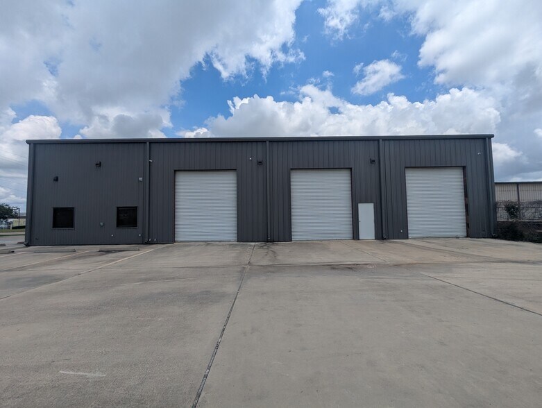 More Photos Of 1765 W Commerce Pky, Beaumont Industrial For Lease