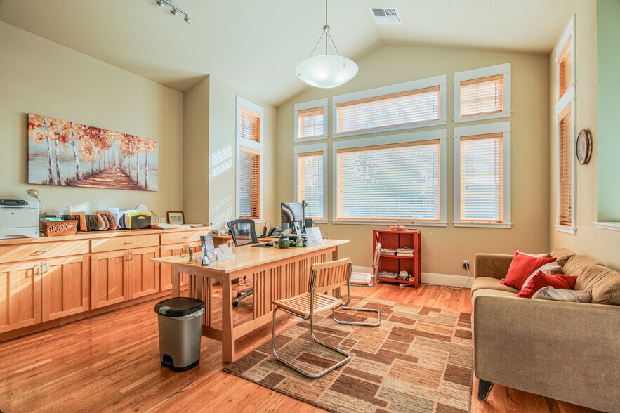 More Photos Of 257 S Pine St, Sisters Office For Sale