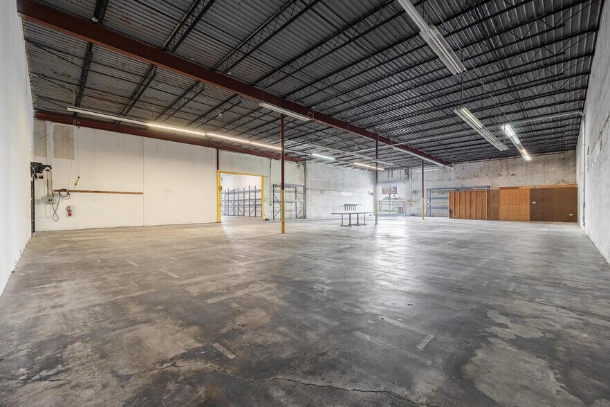 More Photos Of 2546-2578 Fowler St, Fort Myers Warehouse For Lease