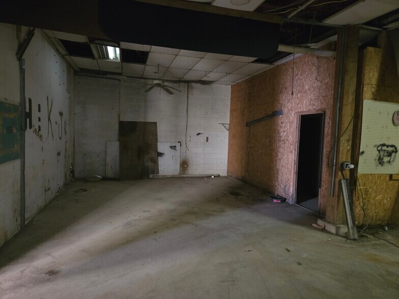 More Photos Of 20141 Point Lookout Rd, Great Mills Storefront Retail Residential For Lease