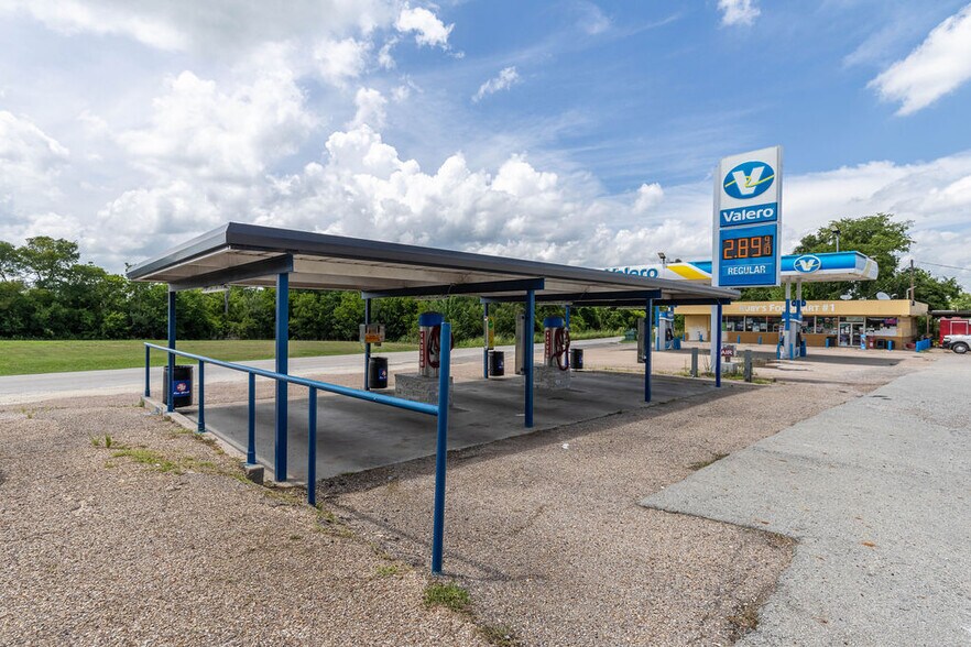 More Photos Of 617 N Ellis St, Groesbeck Carwash For Sale