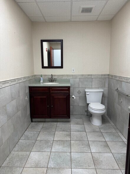 More Photos Of 300 Corporate Plz, Islandia Office For Lease