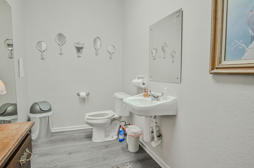 More Photos Of 1824 26th St, Snyder Office For Sale