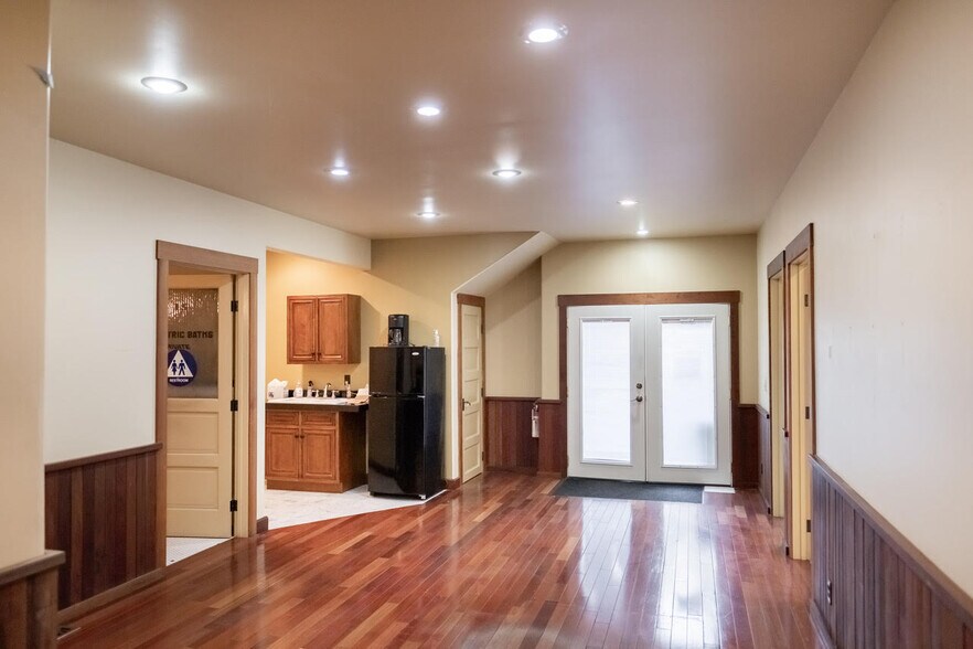 More Photos Of 230 Center St, Healdsburg Office For Lease