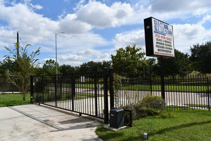 More Photos Of 2620 W Tidwell Rd, Houston Warehouse For Lease