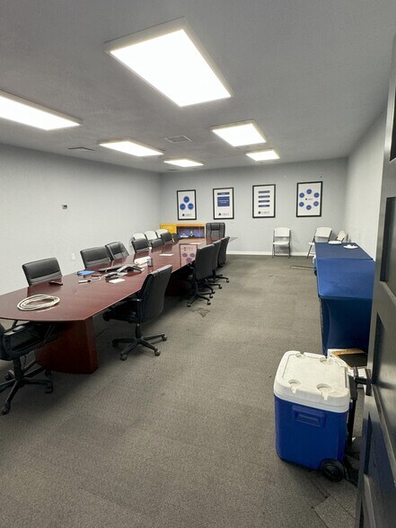 More Photos Of 13840 Denton Dr, Farmers Branch Warehouse For Lease