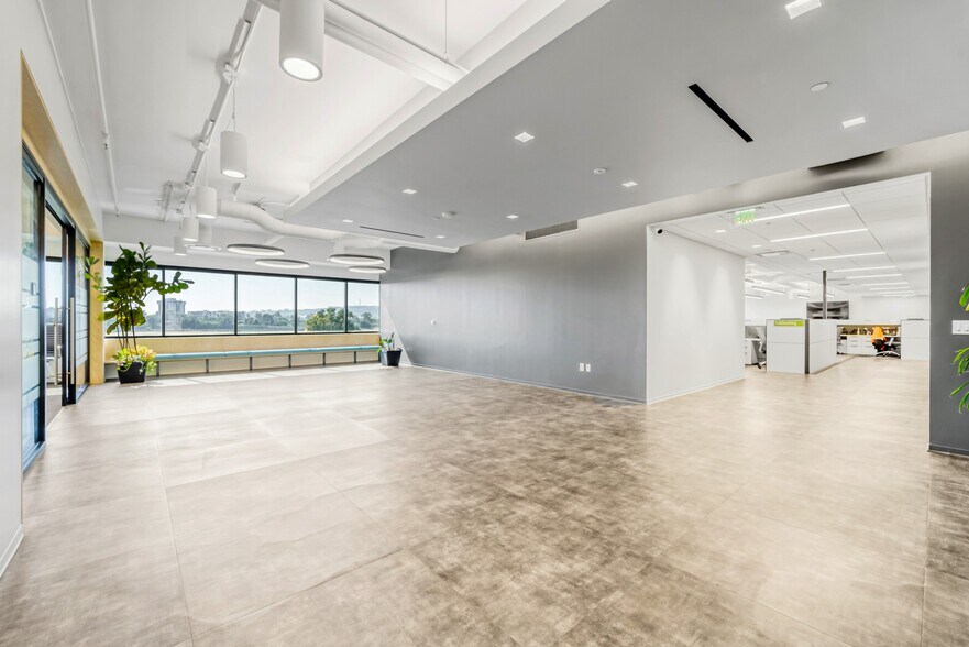 More Photos Of 4910 Airport Plaza Dr, Long Beach Loft Creative Space For Lease