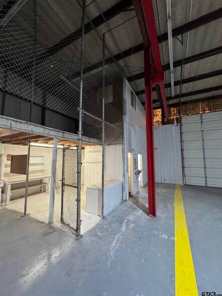 More Photos Of 9182 S US Highway 79, Palestine Service For Lease