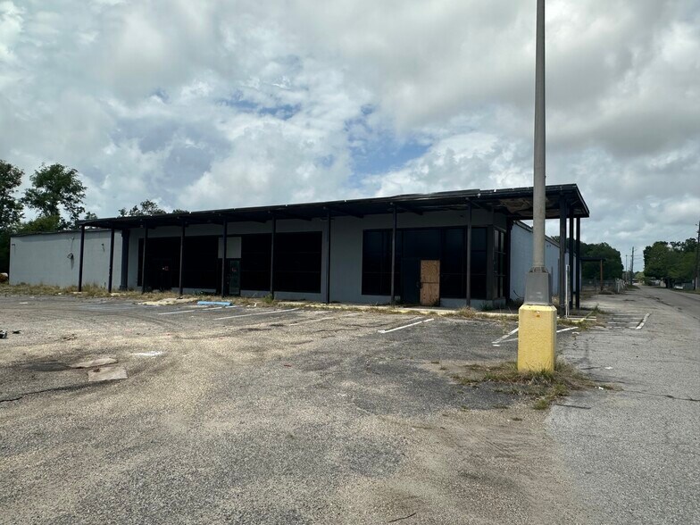 More Photos Of 2909 26th Ave, Gulfport Distribution For Sale