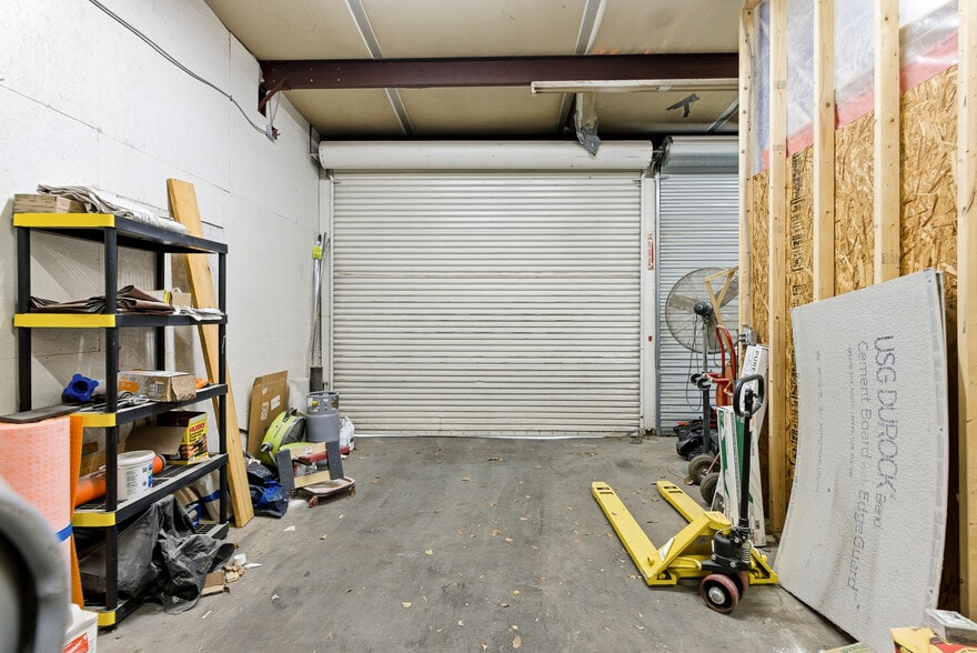 More Photos Of 961 Shallowford Rd NE, Kennesaw Warehouse For Sale