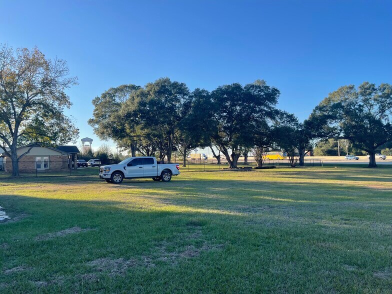 More Photos Of 4095 SE I 10 Frontage Rd, Sealy Medical For Sale