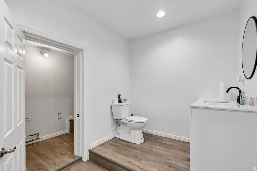 More Photos Of 46 S Center St, Elsinore Industrial For Sale