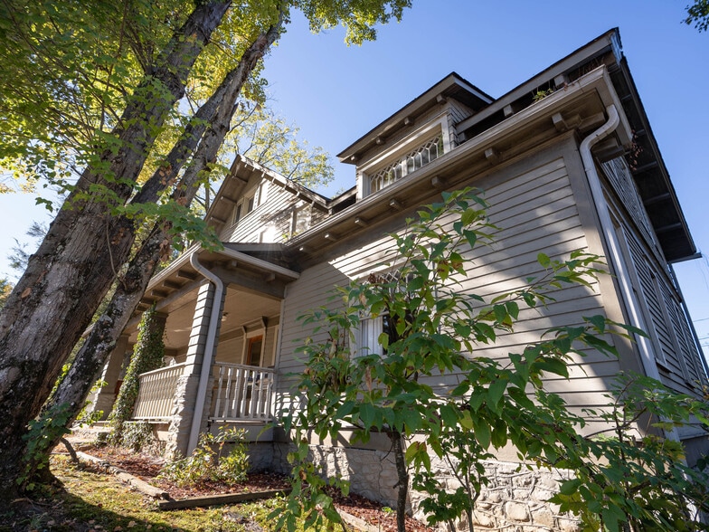 More Photos Of 99 Walnut St, Waynesville Office Residential For Sale