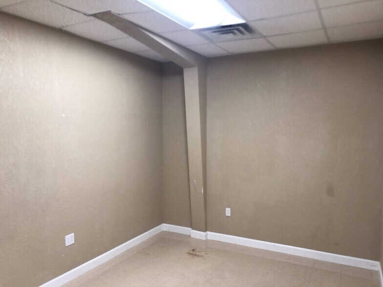 More Photos Of 2016 N Westwood Blvd, Poplar Bluff Freestanding For Sale