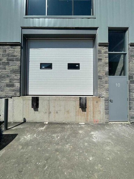 More Photos Of 5250 Solar Dr, Mississauga Manufacturing For Lease
