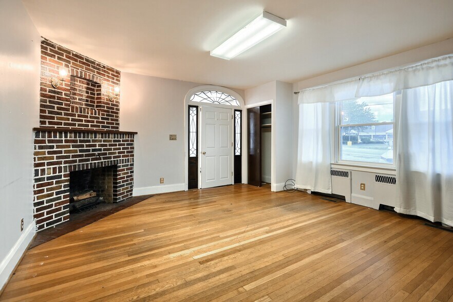 More Photos Of 550 S Main St, Shrewsbury Freestanding For Lease