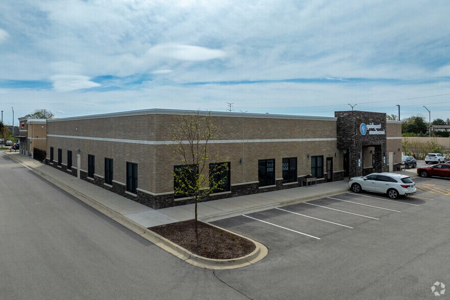More Photos Of 1755 W 22nd St, Oak Brook General Retail For Lease