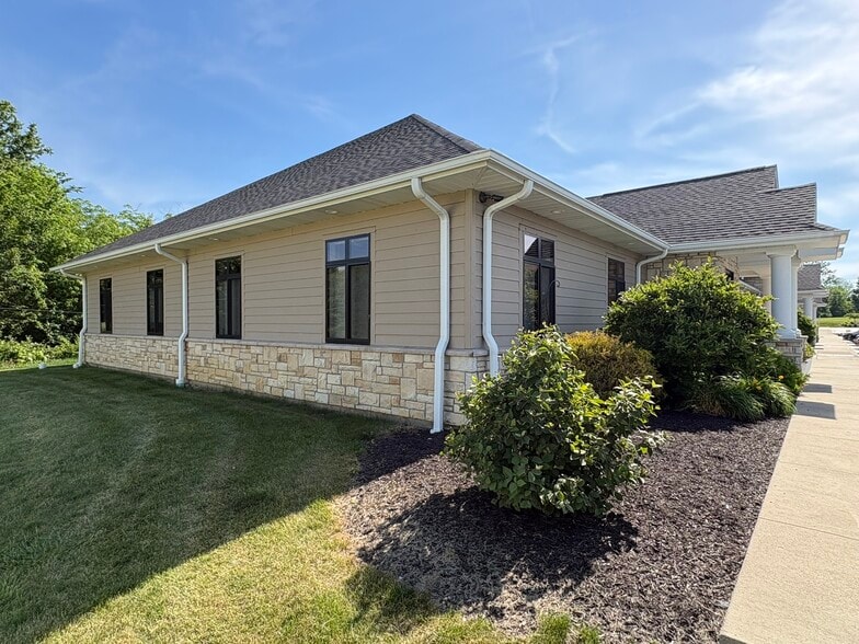 More Photos Of 402-404 S Scott Rd, Fort Wayne Showroom For Sale