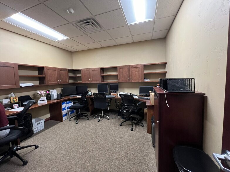 More Photos Of 518-540 S Westland Dr, Appleton Office For Lease