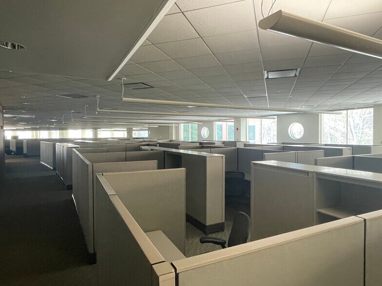 More Photos Of 11 Northeastern Blvd, Salem Office For Lease