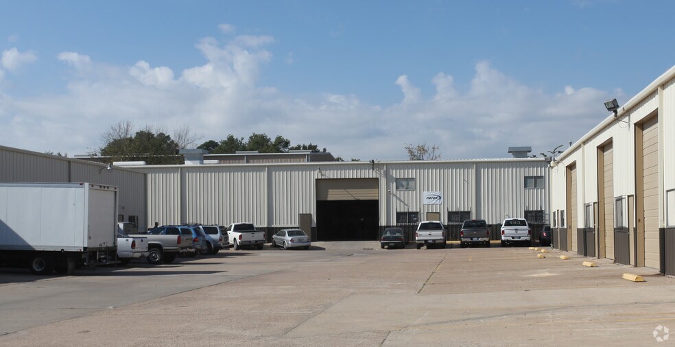 More Photos Of 7043 Satsuma Dr, Houston Warehouse For Lease