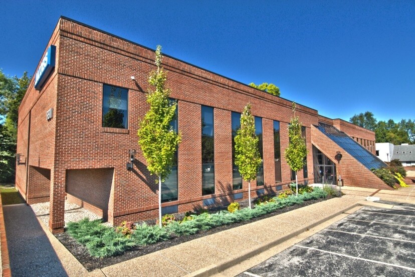 More Photos Of 9911 Shelbyville Rd, Louisville Office For Sale