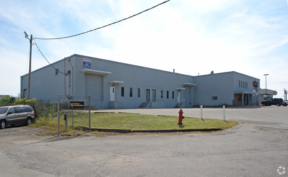 More Photos Of 2910 S Kansas Ave, Topeka Showroom For Lease