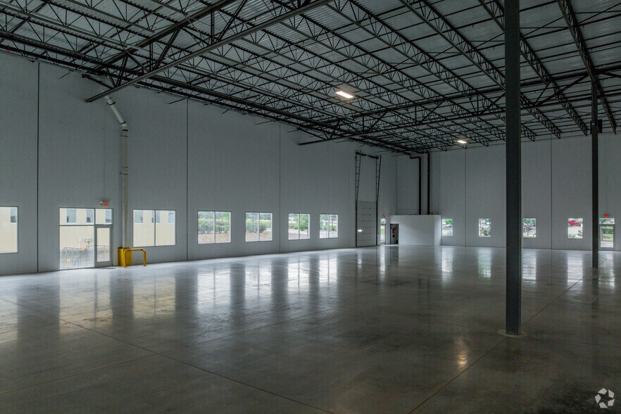 More Photos Of 6422 E Campus Dr, San Antonio Warehouse For Lease
