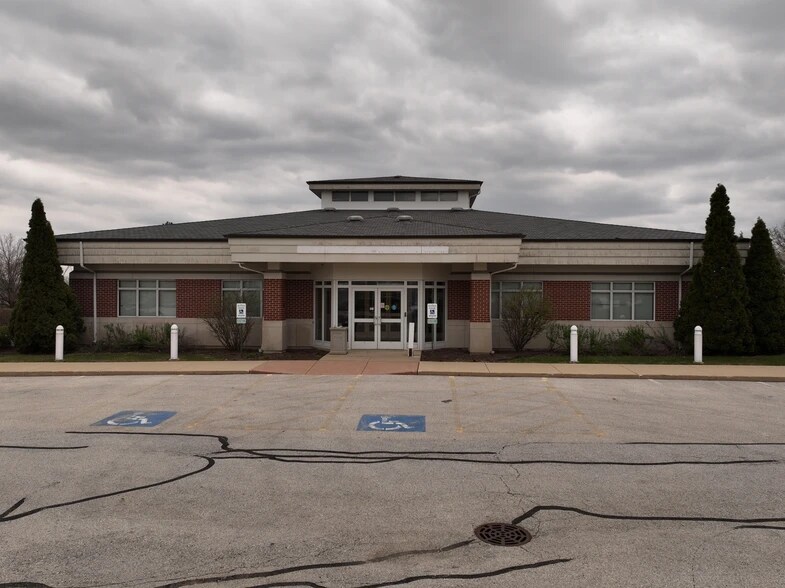 More Photos Of 2505 N Farnsworth Ave, Aurora Bank For Lease