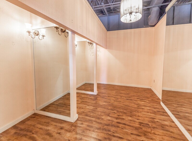 More Photos Of 4615-4617 50th St, Lubbock Freestanding For Sale