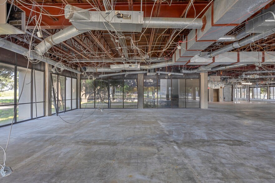 More Photos Of 4221 S Walton Walker Blvd, Dallas Office For Sale