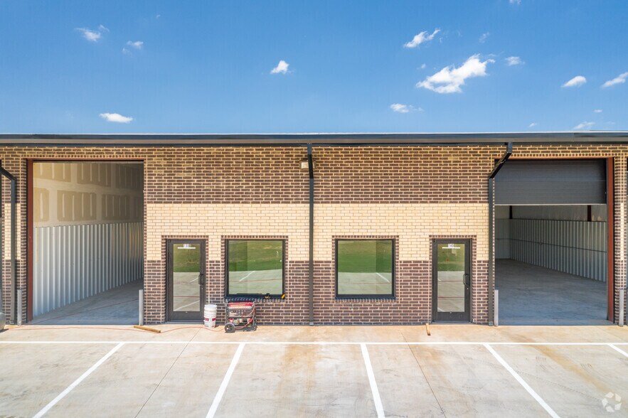 More Photos Of 3912 Williamson Rd, Crowley Unknown For Lease