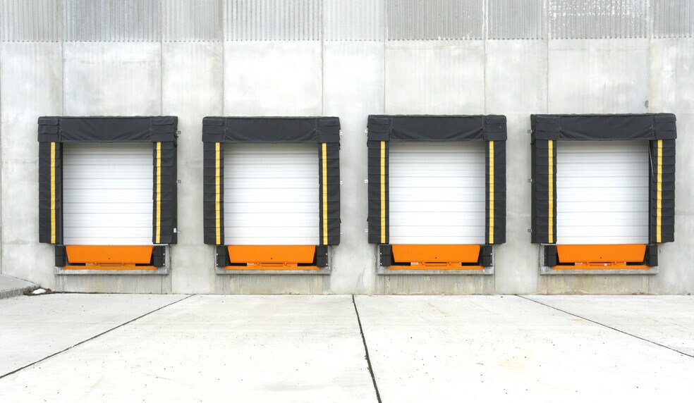 More Photos Of 125 North St, Teterboro Warehouse For Lease