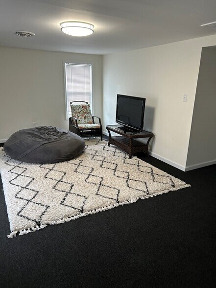 More Photos Of 1012 E Washington St, Charles Town Freestanding For Sale