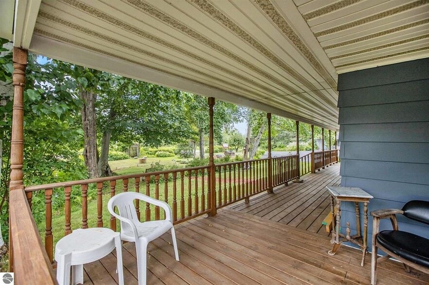 More Photos Of 541 Lake St, Frankfort Hotel For Sale