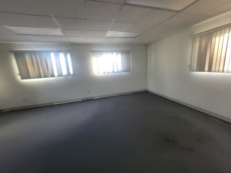 More Photos Of 3861 15th Av, Prince George Storefront Retail Office For Lease