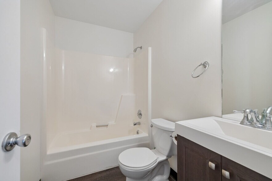 More Photos Of 109 Holiday Ct, Franklin Office For Sale
