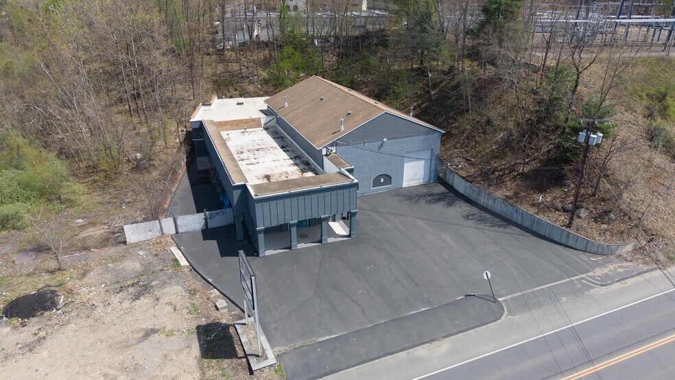 More Photos Of 2391 S Main St, Waterbury Showroom For Lease